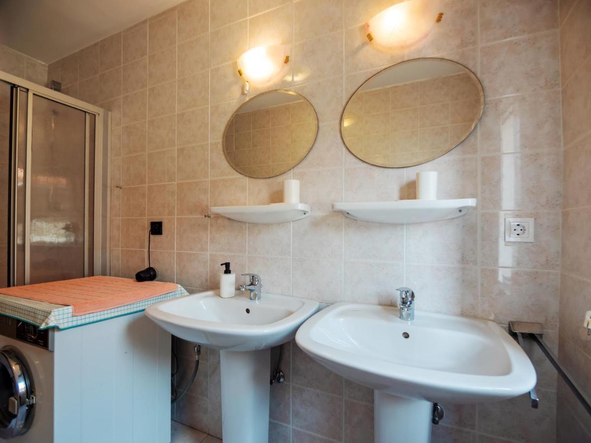 Luise - Four Towers Apartments Rab Town Bagian luar foto